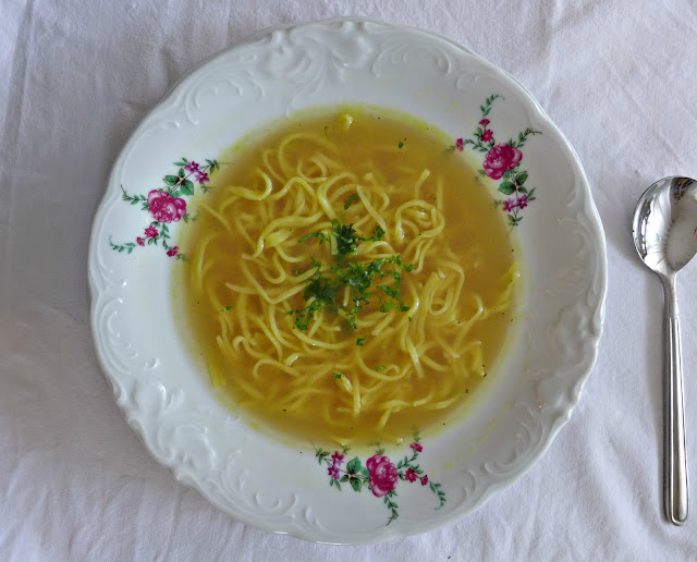 Nedeljska čista juha z domačimi rezanci